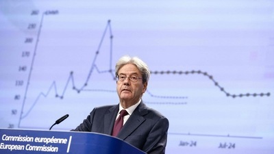 European Commissioner for the Economy Paolo Gentiloni addresses media representatives as he gives a press conference on Autumn 2022 Economic Forecast at EU headquarters in Brussels on November 11. (AFP) European Commissioner for the Economy Paolo Gentiloni addresses media representatives as he gives a press conference on Autumn 2022 Economic Forecast at EU headquarters in Brussels on November 11. (AFP)