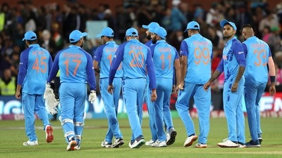 India's Captain Rohit Sharma (L) escorts his team off the field after their loss during the ICC men's Twenty20 World Cup 2022 semi-final cricket match between England and India at The Adelaide Oval on November 10, 2022 in Adelaide. (Photo by Surjeet YADAV / AFP) / IMAGE RESTRICTED TO EDITORIAL USE - STRICTLY NO COMMERCIAL USE (AFP) India's Captain Rohit Sharma (L) escorts his team off the field after their loss during the ICC men's Twenty20 World Cup 2022 semi-final cricket match between England and India at The Adelaide Oval on November 10, 2022 in Adelaide. (Photo by Surjeet YADAV / AFP) / IMAGE RESTRICTED TO EDITORIAL USE - STRICTLY NO COMMERCIAL USE (AFP)