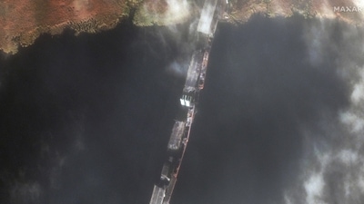This satellite image released by Maxar Technologies shows the northern span of the damaged Antonovskiy bridge, in Kherson, Ukraine, on Friday (AP) This satellite image released by Maxar Technologies shows the northern span of the damaged Antonovskiy bridge, in Kherson, Ukraine, on Friday (AP)