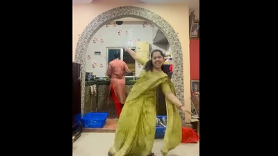 Woman dances on Lat Lag Gayee (Instagram/@Vinita Sharma) Woman dances on Lat Lag Gayee (Instagram/@Vinita Sharma)