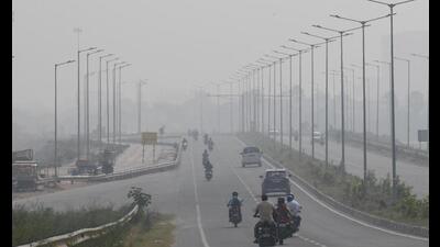 Low visibility in Patna on Friday. Patna’s AQI remained slightly better at 235, but still in ‘poor’ category. (Santosh Kumar/HT Photo) Low visibility in Patna on Friday. Patna’s AQI remained slightly better at 235, but still in ‘poor’ category. (Santosh Kumar/HT Photo)