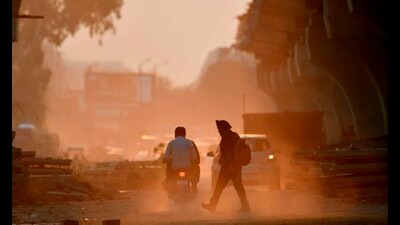 Commuters head home amid the smog and dust in Ludhiana on Friday. (Gurpreet Singh/HT)