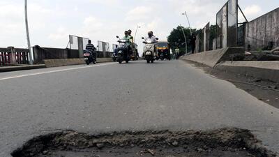 Kalyan, India - September 17, 2021: Big pothole on Subhash Bridge (ROB) that connects Kalyan and Ulhasnagar cities, in Kalyan, India, on Friday, September 17, 2021. (Photo by Rishikesh Choudhary/ Hindustan Times) (HT PHOTO) Kalyan, India - September 17, 2021: Big pothole on Subhash Bridge (ROB) that connects Kalyan and Ulhasnagar cities, in Kalyan, India, on Friday, September 17, 2021. (Photo by Rishikesh Choudhary/ Hindustan Times) (HT PHOTO)