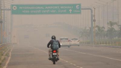 With the sky clearing up, the city’s minimum temperature plunged on Friday. In good news for residents, the air quality index (AQI) improved further and remained in the ‘moderate’ category with experts predicting that it will turn satisfactory soon. (HT File)
