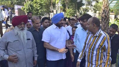 AAP MLA Ashok Prashar Pappi criticised Congress leader by stating that Bittu was seen nowhere in Ludhiana for last eight years and he has no contribution in the development projects. (Gurpreet Singh/HT)