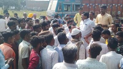 Congress MLA from Ratlam’s Alot town Manoj Chawla said on Twitter that he found issues in the working of the urea warehouse and got the urea distribution started (Twitter/ManojChawla223) Congress MLA from Ratlam’s Alot town Manoj Chawla said on Twitter that he found issues in the working of the urea warehouse and got the urea distribution started (Twitter/ManojChawla223)