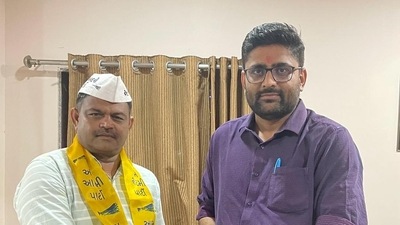 Gujarat AAP President Gopal Italia welcomes Kesarisinh Solanki to the party. (@Gopal_Italia) Gujarat AAP President Gopal Italia welcomes Kesarisinh Solanki to the party. (@Gopal_Italia)