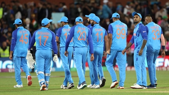 India's Captain Rohit Sharma (L) escorts his team off the field after their loss during the ICC men's Twenty20 World Cup 2022 semi-final cricket match between England and India at The Adelaide Oval on November 10, 2022 in Adelaide. (Photo by Surjeet YADAV / AFP) / IMAGE RESTRICTED TO EDITORIAL USE - STRICTLY NO COMMERCIAL USE(AFP)