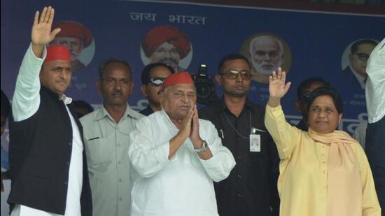 Samajwadi Party founder Mulayam Singh Yadav, party president Akhilesh Yadav and Bahujan Samaj Party chief Mayawati at a rally in Mainpuri during the 2019 Lok Sabha election. (HT FILE PHOTO)