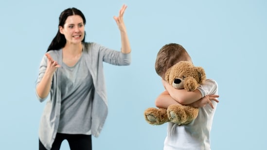 Parenting is challenging and an extremely emotional affair. Helplessness, frustration, uncertainty, hurt, disappointment, and fury are just a few of the emotions that our kids and interactions with them can make us feel. We may become easily agitated or feel overburdened by these emotions. Certified Psychotherapist and Parenting Expert Jessica VanderWier addressed this in her latest Instagram post and shared tips to stay calm when your child's behaviour is triggering you.(freepik )