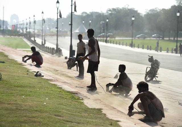 Migrant workers in the city. (Arvind Yadav/Hindustan Times) Migrant workers in the city. (Arvind Yadav/Hindustan Times)