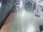 RPF Officer helps girl.(Twitter/@RPF_INDIA) RPF Officer helps girl.(Twitter/@RPF_INDIA)