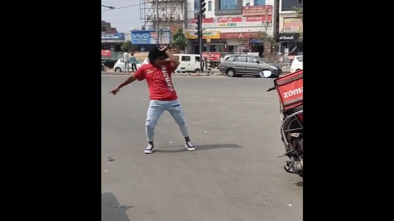 Video of Zomato delivery agent dancing on the road goes viral. Netizens