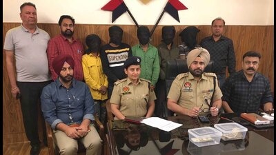 The accused and currency recovered from them in Ludhiana police custody.