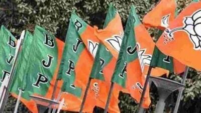Reacting to PDP president Mehbooba Mufti’s remarks on election commission, BJP general secretary and J&K incharge Tarun Chugh on Saturday said she is on a sticky wicket and trying to defame the apex body out of frustration. (HT file photo)
