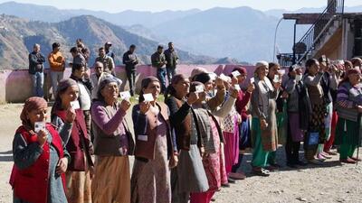 Voters showing their identity cards before casting their votes in the Himachal Pradesh assembly elections at Theog in Shimla district on Saturday. (Deepak Sansta/HT) Voters showing their identity cards before casting their votes in the Himachal Pradesh assembly elections at Theog in Shimla district on Saturday. (Deepak Sansta/HT)