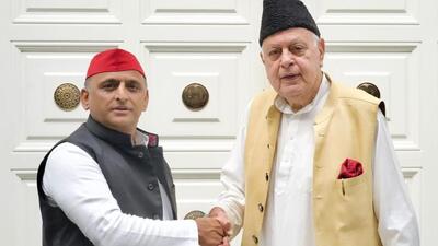 Samajwadi Party chief Akhilesh Yadav greets National Conference leader Farooq Abdullah in Lucknow on Saturday. (SOURED IMAGE)
