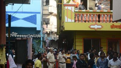 Police and crowd at the crime spot after two history sheeters were stabbed to death by a group of men at Yerawada in Pune over gang rivalry on Saturday. (SHANKAR NARAYAN/HT) Police and crowd at the crime spot after two history sheeters were stabbed to death by a group of men at Yerawada in Pune over gang rivalry on Saturday. (SHANKAR NARAYAN/HT)