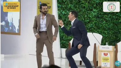 Akshay Kumar and Ram Charan danced to the latter's popular song Rangamma Mangamma. “We are ready to do a Telugu film now,” Ram joked after the performance. (HT Photo)