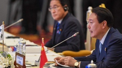 South Korea's President Yoon Suk-yeol (R) speaks as Japan's Prime Minister Fumio Kishida looks on. (AFP) South Korea's President Yoon Suk-yeol (R) speaks as Japan's Prime Minister Fumio Kishida looks on. (AFP)