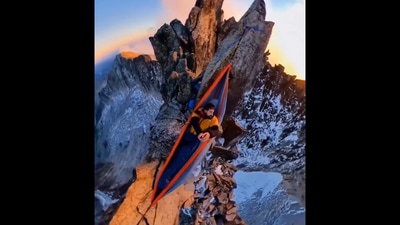 Man sleeps in hammock atop mountain. (Reddit/@solateor) Man sleeps in hammock atop mountain. (Reddit/@solateor)