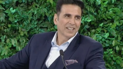 Akshay Kumar opened up on why he does four-five films a year and said, "I do four films a year. Yes, I do it. I do ads, sure. I work, not stealing from anyone. I don't understand. People ask me why do you get up early? But, morning is for waking up, right. I don't understand what I am doing wrong. I will work. I will give 50 days if required and 90 days if needed." (HT Photo)