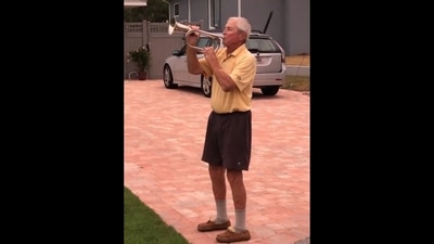 Army veteran Jess playing Taps to memorialise fallen braves. (Twitter/@GoodNewsCorres1)