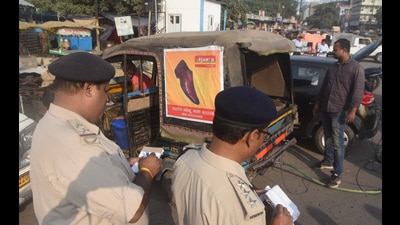 Traffic policemen check vehicles for pollution in Patna. (HT) Traffic policemen check vehicles for pollution in Patna. (HT)