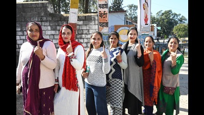 People line up at polling booth to cast their votes in Mandi on Saturday. (Birbal Sharma/HT) People line up at polling booth to cast their votes in Mandi on Saturday. (Birbal Sharma/HT)