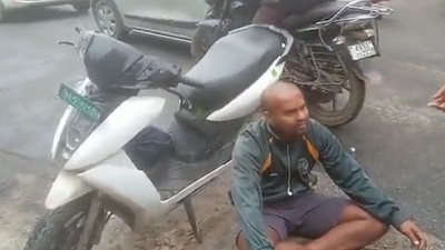 Screengrab from a video that shows man protesting in Bengaluru after accident due to pothole Screengrab from a video that shows man protesting in Bengaluru after accident due to pothole