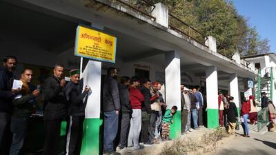 Voters waiting for their turn to cast their vote at a polling station in Kullu in Himachal Pradesh on Saturday. (Aqil Khan/HT) Voters waiting for their turn to cast their vote at a polling station in Kullu in Himachal Pradesh on Saturday. (Aqil Khan/HT)