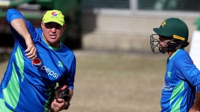 Matthew Hayden (L) during a training session (Twitter/TheRealPCB)