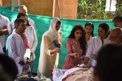 Alesia Raut with Diza during Siddhaanth Vir Surryavanshi's funeral. Alesia Raut with Diza during Siddhaanth Vir Surryavanshi's funeral.