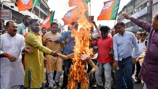 BJP supporters burn an effigy of West Bengal minister Akhil Giri in Kolkata on Saturday protesting against his controversial remark on President Droupadi Murmu. (ANI Photo)