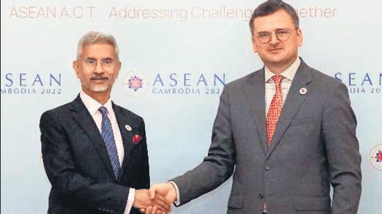 External Affairs Minister S Jaishankar meets with his Ukrainian counterpart Dmytro Kuleba to discuss the grain initiative and nuclear concerns amid the Russia-Ukraine war on the sidelines of the 19th ASEAN-India Summit, in Phnom Penh on Saturday. (ANI Photo) (Dr. S. Jaishankar Twitter) External Affairs Minister S Jaishankar meets with his Ukrainian counterpart Dmytro Kuleba to discuss the grain initiative and nuclear concerns amid the Russia-Ukraine war on the sidelines of the 19th ASEAN-India Summit, in Phnom Penh on Saturday. (ANI Photo) (Dr. S. Jaishankar Twitter)