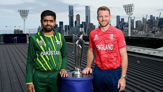 Pakistan's Babar Azam and England's Jos Buttler pose for a picture with the ICC Mens T20 World Cup 2022 trophy on the eve of its final.(ICC Twitter)