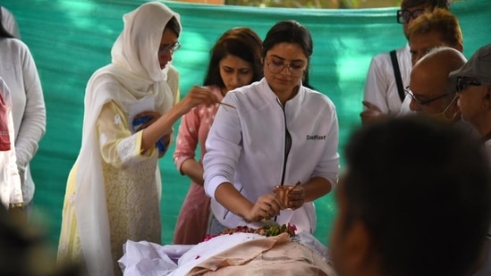 Siddhaanth Vir Surryavanshi's daughter and wife at his funeral in Mumbai. 