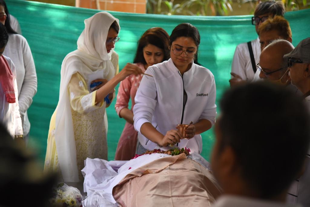 Siddhaanth Vir Surryavanshi's daughter and wife at his funeral in Mumbai. Siddhaanth Vir Surryavanshi's daughter and wife at his funeral in Mumbai.