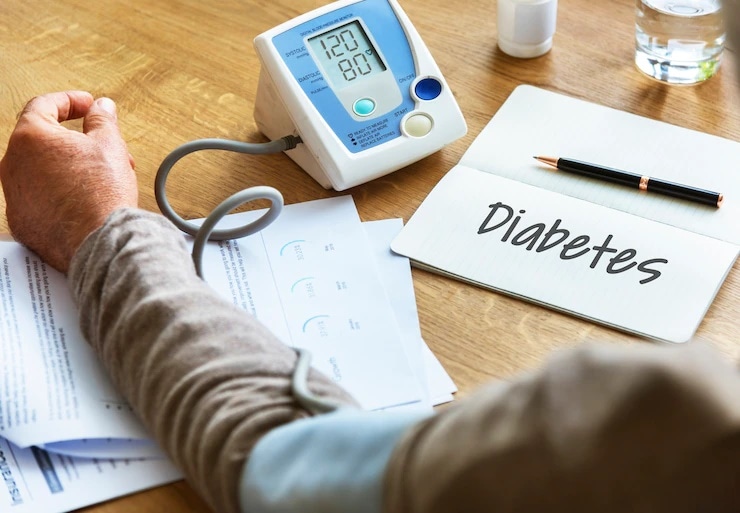 One may be able to reach and maintain normal blood sugar levels (also known as blood glucose levels) without the need of medication by implementing some adjustments (Freepik)