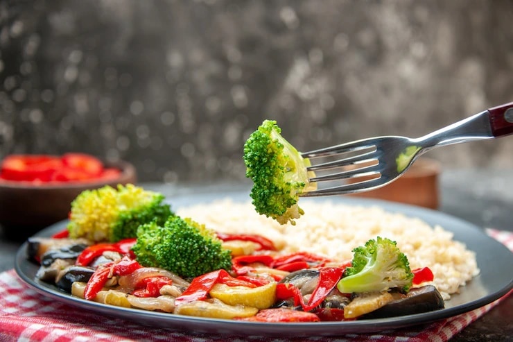 Late-night eating, high carbohydrate intake at night, processed foods, and disturbed sleep are all factors that contribute to the body's high fasting sugar levels. (Freepik) Late-night eating, high carbohydrate intake at night, processed foods, and disturbed sleep are all factors that contribute to the body's high fasting sugar levels. (Freepik)