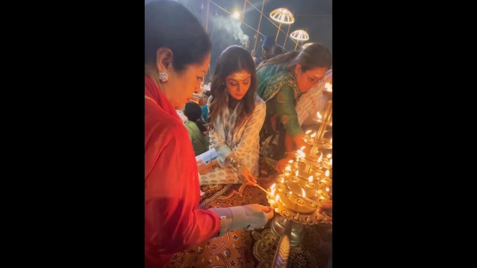 1600px x 900px - Shilpa Shetty visits Kashi for darshan, shares video of famous Ganga Aarti  | Trending - Hindustan Times