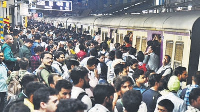 Thane, India - September 30, 2022: Heavy commuter crowd and rush as traffic was disrupted on slow and fast routes due to a technical failure between Thane and Kalwa stations on the Central Railway, at Thane Railway Station, in Thane, Mumbai, India, on Friday, September 30, 2022. (Praful Gangurde/HT Photo) (HT PHOTO) Thane, India - September 30, 2022: Heavy commuter crowd and rush as traffic was disrupted on slow and fast routes due to a technical failure between Thane and Kalwa stations on the Central Railway, at Thane Railway Station, in Thane, Mumbai, India, on Friday, September 30, 2022. (Praful Gangurde/HT Photo) (HT PHOTO)