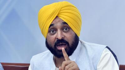 The Punjab government on Sunday banned songs promoting gun culture, public display of weapons and ordered a thorough review of all existing arms licenses in the state within the next three months. (Hindustan Times) The Punjab government on Sunday banned songs promoting gun culture, public display of weapons and ordered a thorough review of all existing arms licenses in the state within the next three months. (Hindustan Times)