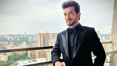 Arjun Bijlani is Sunny Leone's new co-host on Splitsvilla season 14.