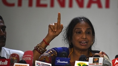 Nalini, who was jailed for the assassination of former prime minister Rajiv Gandhi gestures during a media briefing in Chennai on November 13, 2022, after India's Supreme Court ordered the release. - The last convicts jailed for the 1991 assassination of former Indian prime minister Rajiv Gandhi walked out of prison on November 12, a day after the country's Supreme Court ordered their release. (Photo by Arun SANKAR / AFP) (AFP) Nalini, who was jailed for the assassination of former prime minister Rajiv Gandhi gestures during a media briefing in Chennai on November 13, 2022, after India's Supreme Court ordered the release. - The last convicts jailed for the 1991 assassination of former Indian prime minister Rajiv Gandhi walked out of prison on November 12, a day after the country's Supreme Court ordered their release. (Photo by Arun SANKAR / AFP) (AFP)