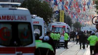 Police personnel at the scene after an explosion on busy pedestrian Istiklal street in Istanbul, (RUETERS)
