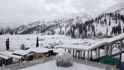 Tourist spots of Gulmarg and Pahalgam recorded sub-zero temperatures.