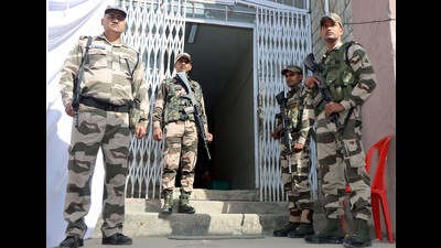Securitymen guarding the strongroom in Mandi after Himachal Pradesh assembly elections on Sunday. (Birbal Sharma/HT) Securitymen guarding the strongroom in Mandi after Himachal Pradesh assembly elections on Sunday. (Birbal Sharma/HT)