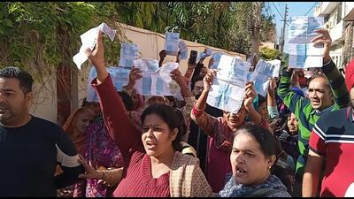 Residents of Manimajra protesting against MC over hefty water bills on Sunday. (HT Photo) Residents of Manimajra protesting against MC over hefty water bills on Sunday. (HT Photo)