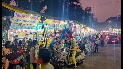 Crowd at Sarasbaug Chowpatty, Swargate on Sunday. (Rahul Raut/HT PHOTO)